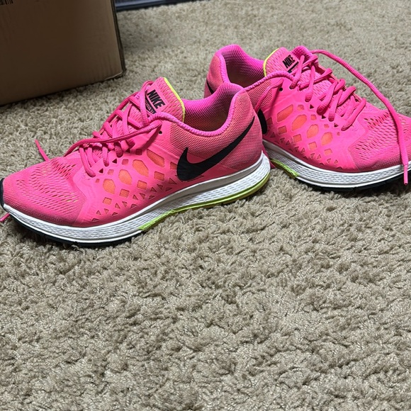 Nike Pegasus Shoes - Picture 1 of 2